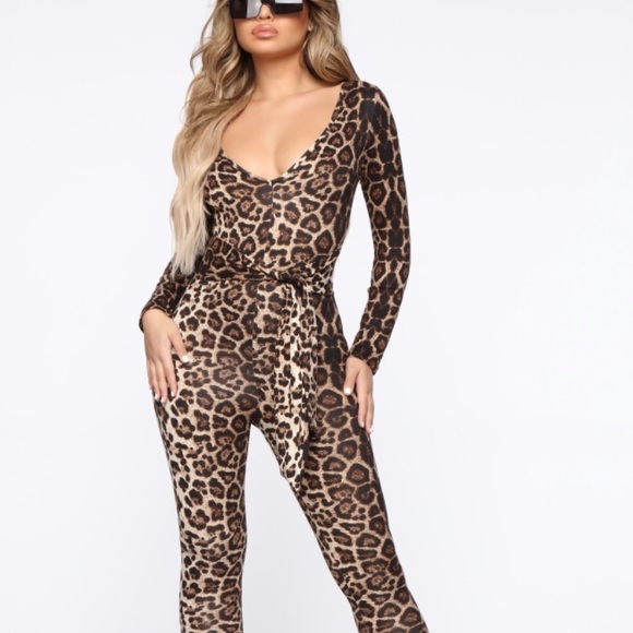 SKIN TIGHT VNECK CHEETAH JUMPSUIT 🐆 - Picture 3 of 4